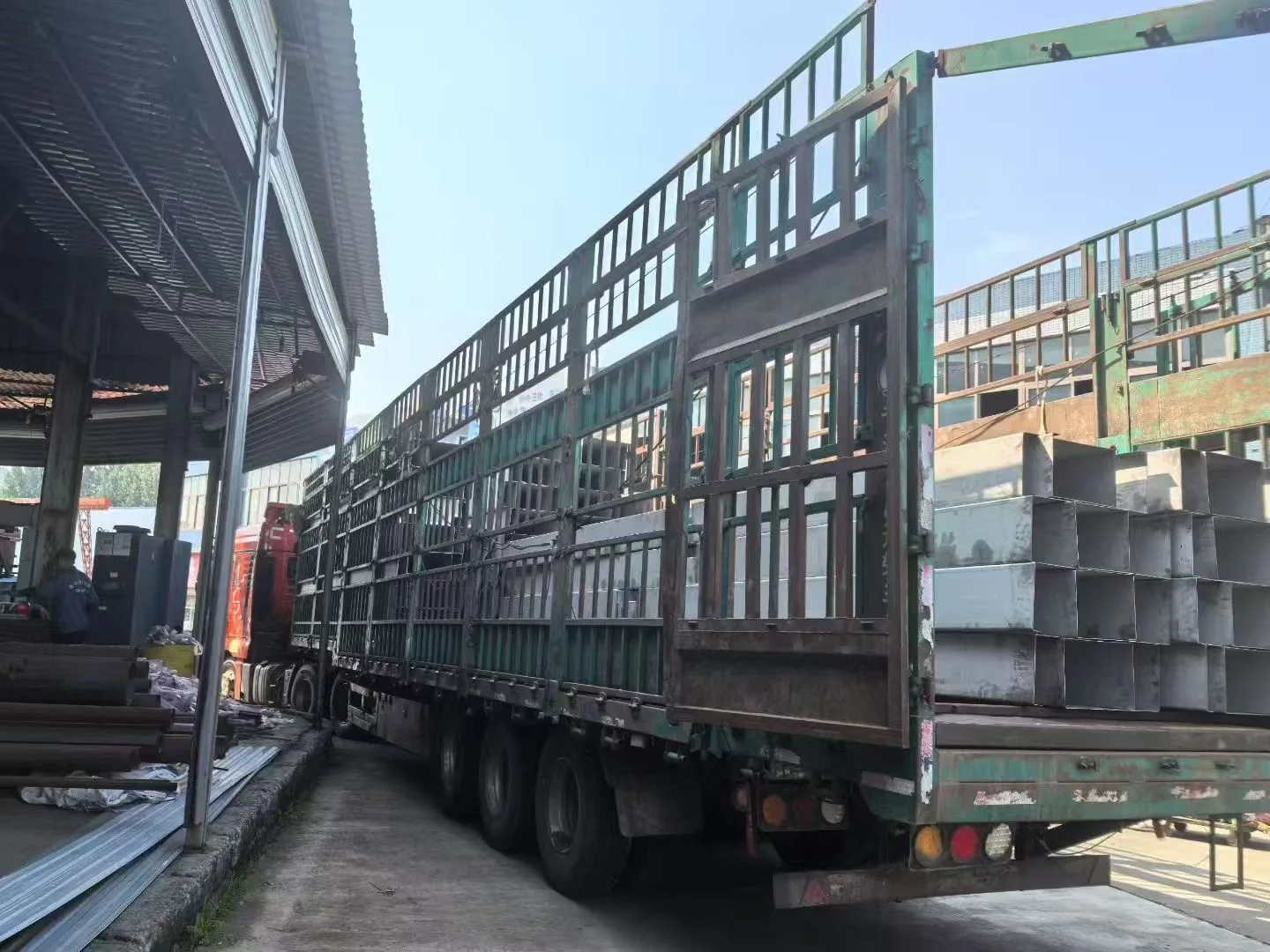 Componentes de acero preparados para entrega en camión